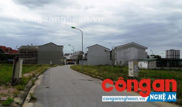  Nhiều hộ dân ở khu tái định cư phường Trung Đô, TP Vinh chưa được sử dụng điện lưới do Điện lực TP Vinh quản lý