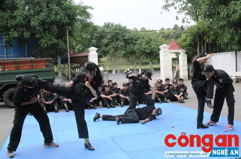 Suốt 72 năm qua, Công an Nghệ An luôn chủ động, sáng tạo, quyết liệt và hiệu quả, hoàn thành xuất sắc mọi nhiệm vụ được giao (Trong ảnh: Lực lượng Cảnh sát Cơ động thường xuyên luyện tập võ thuật, sẵn sàng chiến đấu) - Ảnh: Hằng Nga