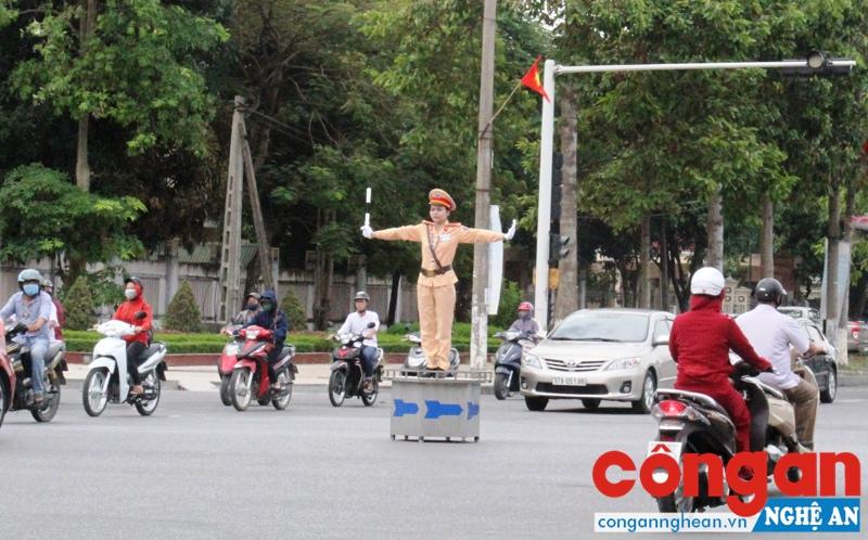 Nữ CSGT Công an TP Vinh phân luồng, điều tiết giao thông