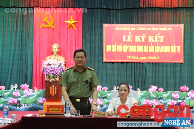 Đồng chí Đại tá Nguyễn Hữu Cầu - Ủy viên BTV Tỉnh ủy, Giám đốc Công an tỉnh phát biểu tại buổi lễ