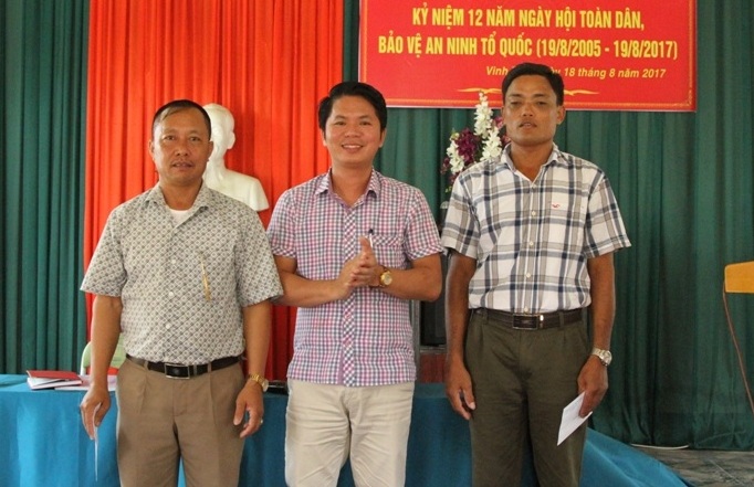 Khen thưởng cá nhân có thành tích trong phong trào toàn dân bảo vệ ANTQ.