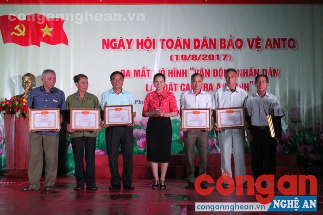 UBND Phường tặng giấy khen cho 2 tập thể, 9 cá nhân đạt thành tích xuất sắc trong phong trào toàn dân bảo vệ ANTQ