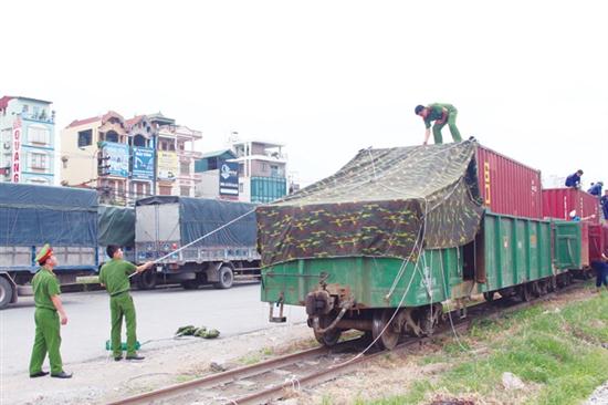 CBCS Tiểu đoàn CSBV vận chuyển hàng đặc biệt tiến hành lập chốt bảo vệ trên phương tiện tàu hoả, chuẩn bị cho các chuyến công tác.