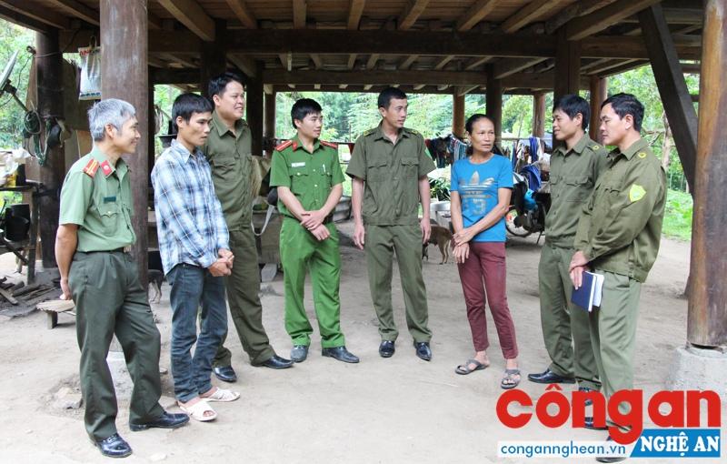 Công an huyện Quế Phong phối hợp với Công an xã Mường Nọc và cán bộ phụ nữ xuống tận thôn bản trao đổi về công tác phối hợp đảm bảo ANTT