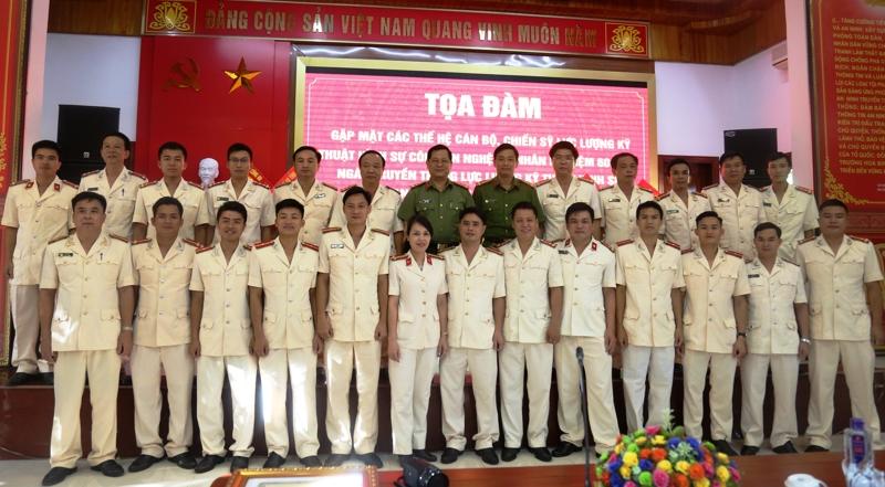 CBCS Phòng Kỹ thuật hình sự chụp ảnh lưu niệm với Lãnh đạo Công an tỉnh và Cảnh sát PC&CC tỉnh