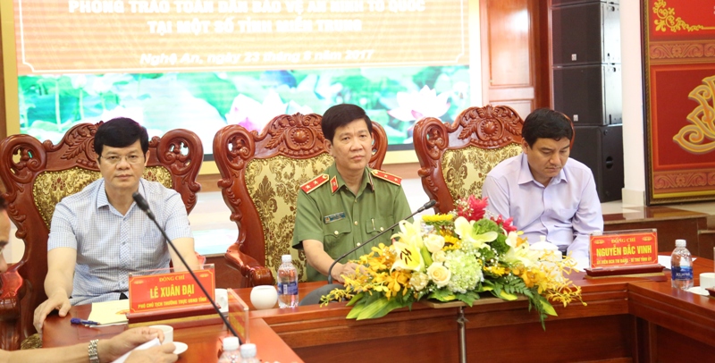 Đồng chí Trung tướng Nguyễn Văn Sơn, Thứ trưởng Bộ Công an cùng các đồng chí Nguyễn Đắc Vinh, Bí thư Tỉnh ủy và đồng chí Lê Xuân Đại, Phó Chủ tịch thường trực UBND tỉnh Nghệ An chủ trì Hội nghị.