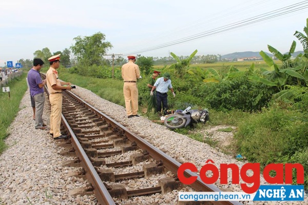 Công an huyện Diễn Châu có mặt tại hiện trường điều tra nguyên nhân vụ tai nạn