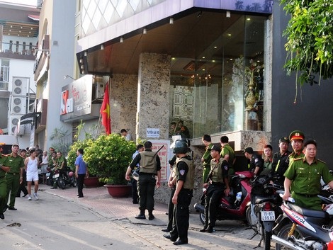 Lực lượng chức năng tiến hành kiểm tra Ruby Karaoke.