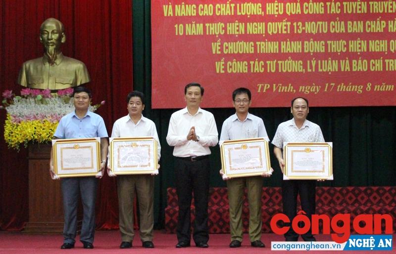 Khen thưởng cho các cá nhân có thành tích trong thực hiện “Công tác tư tưởng, lý luận và báo chí trước yêu cầu mới”