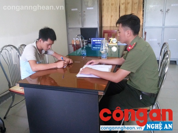 Cán bộ điều tra lấy lời khai đối tượng - Ảnh: Cơ quan CA cung cấp
