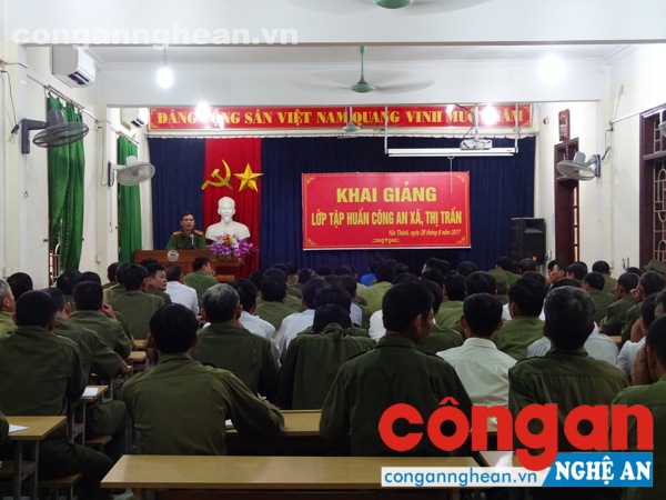 Công an viên các xã, thị trấn trên toàn địa bàn tham gia đợt tập huấn
