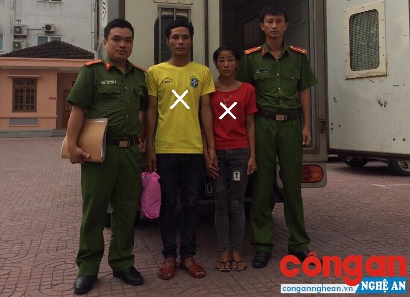 Cán bộ Ban chuyên án dẫn giải 2 đối tượng Toán và Búa về trụ sở cơ quan CSĐT Công an tỉnh