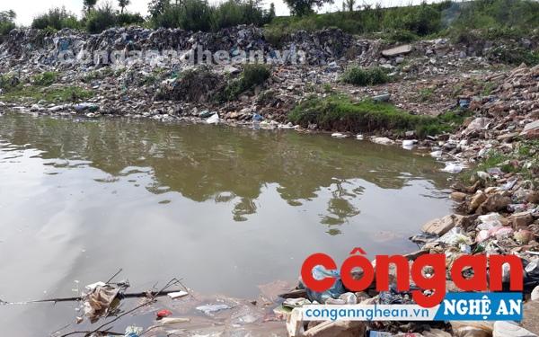  Rác thải tràn xuống sông Dinh, trôi về hạ nguồn