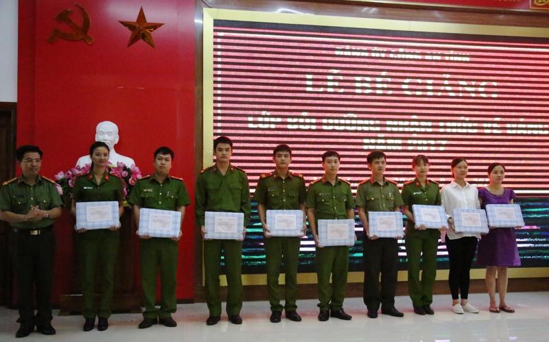 Trao thưởng cho các học viên có thành tích xuất sắc trong học tập