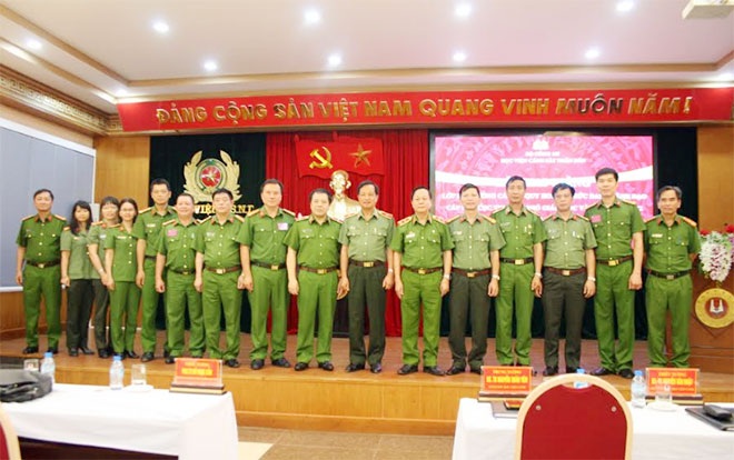 Học viên lớp bồi dưỡng cán bộ quy hoạch chức danh lãnh đạo cấp Phó Cục trưởng, Phó Giám đốc trong CAND năm 2017 với các đại biểu tham dự Lễ khai giảng.