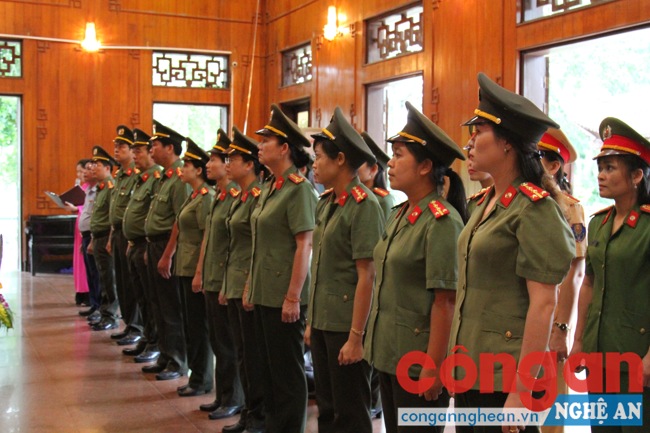 Đoàn đại biểu dâng hoa, dâng hương và báo công lên Chủ tịch Hồ Chí Minh tại khu di tích Kim Liên