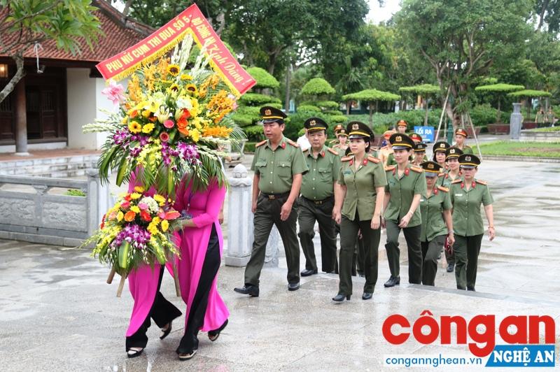 Trong những năm qua, Phụ nữ Công an Cụm thi đua số 5 luôn chủ động, trách nhiệm, kỷ cương, sáng tạo vì an ninh Tổ quốc; xây dựng gia đình hạnh phúc, bền vững (Trong ảnh: Đồng chí Thiếu tá Hà Phương Anh, Phó Chủ tịch Hội Phụ nữ Bộ Công an, đại diện lãnh đạo Phòng Công tác Đảng và Công tác quần chúng  cùng Ban Thường vụ các Hội Phụ nữ Công an Cụm Thi đua số 5 dâng hoa, dâng hương tại Khu di tích Kim Liên)