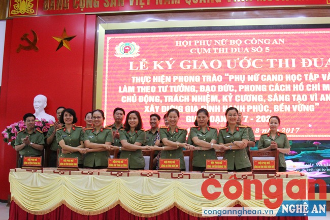 Đại diện các Hội phụ nữ thuộc Cụm thi đua số 5 ký kết giao ước thi đua