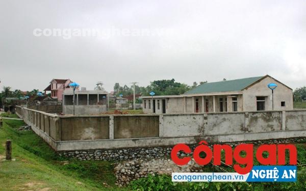 Sau hơn 1 năm thi công theo phê duyệt, công trình cấp nước xã Hưng Thông, huyện Hưng Nguyên chưa hoàn thành đưa vào sử dụng, trong khi nhiều hạng mục có dấu hiệu xuống cấp