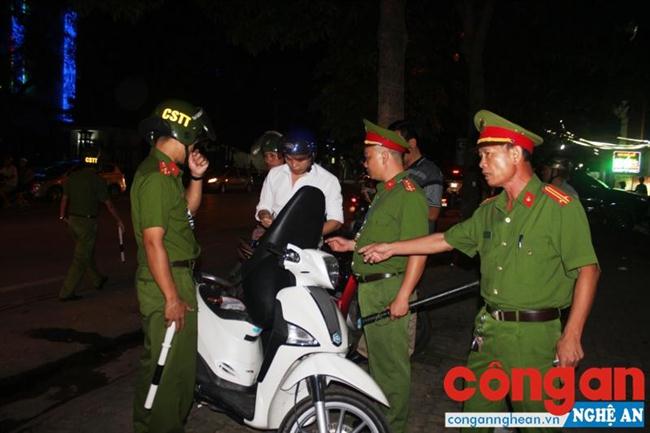 Lực lượng chức năng xử lý chủ phương tiện để xe máy               vi phạm hành lang ATGT 
