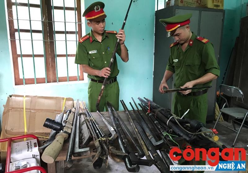 Công an huyện Tương Dương kiểm tra số súng thu hồi được