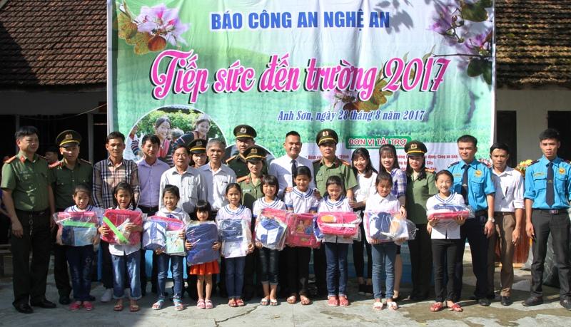 Báo Công an Nghệ An cùng đại diện Công an huyện Anh Sơn, Phòng Giáo dục huyện và các doanh nghiệp, nhà hảo tâm trao quà cho học sinh nghèo tại bản Cao Vều