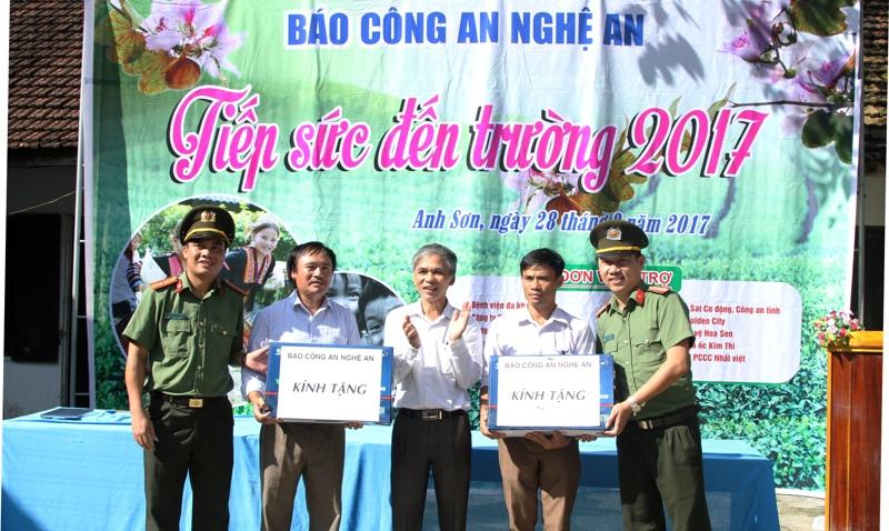 Lãnh đạo Báo Công an Nghệ An trao những phần quà ý nghĩa cho Trường Tiểu học và THCS Cao Vều