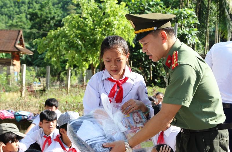 Những món quà được trao tận tay học sinh