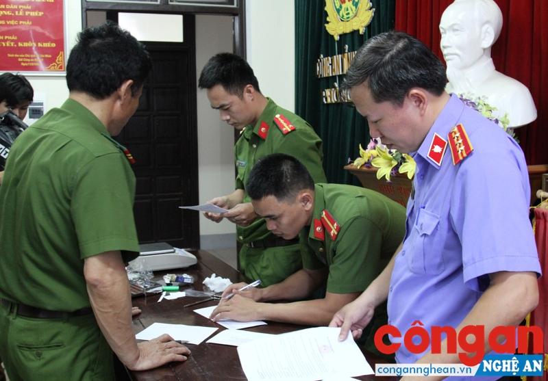 Lực lượng chức năng tiến hành giám định ma túy