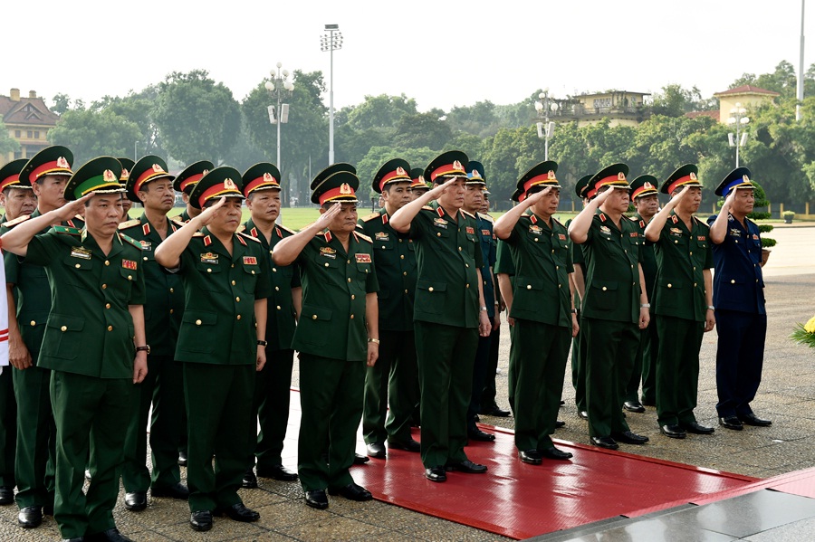 Đoàn đại biểu Quân ủy Trung ương và Bộ Quốc phòng viếng Chủ tịch Hồ Chí Minh. Ảnh: VGP/Nhật Bắc
