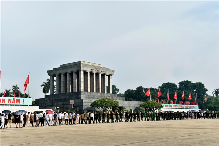 Các đoàn đại biểu và các tầng lớp nhân dân vào lăng viếng Bác Hồ. Ảnh: VGP/Nhật Bắc