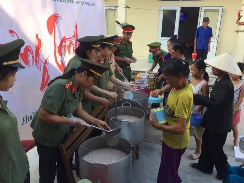 Những bát cháo thơm ngon, nóng hổi, đảm bảo an toàn vệ sinh thực phẩm đến tận tay bệnh nhân nghèo