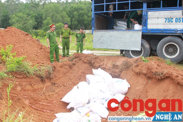 Lực lượng chức năng tiến hành tiêu hủy số đường không rõ nguồn gốc
