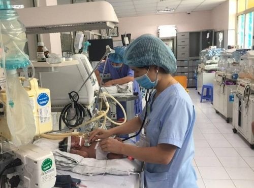 Thăm khám cho bệnh nhi viêm phổi do nhiễm RSV. Ảnh: BV Nhi Trung ương