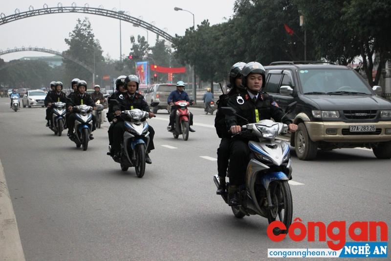 Lực lượng Cảnh sát Cơ động làm nhiệm vụ tuần tra trên các tuyến đường