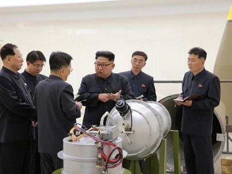 Ông Kim Jong-un theo dõi việc đưa đầu đạn nhiệt hạch thu nhỏ lên tên lửa đạn đạo