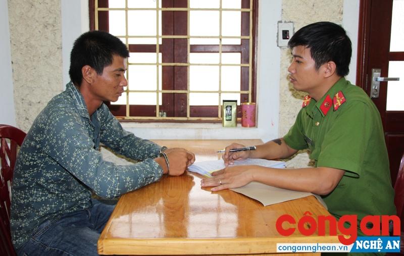 Thông qua phong trào toàn dân bảo vệ an ninh Tổ quốc, quần chúng nhân dân đã cung cấp nhiều thông tin giúp Công an huyện Diễn Châu phá nhiều chuyên án (Trong ảnh: Công an huyện lấy lời khai đối tượng trộm cắp tài sản bị bắt giữ từ tin báo của người dân)