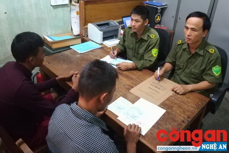 Công an xã Hữu Kiệm giải đáp thắc mắc của người dân về thủ tục hành chính