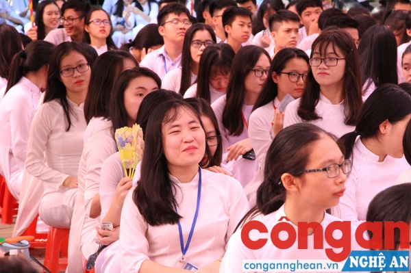 Gương mặt hồn nhiên của nữ sinh Trường THPT chuyên Phan Bội Châu, Nghệ An