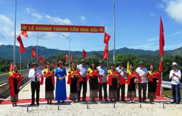 Các đại biểu cắt băng khánh thành cầu Hoa Hải