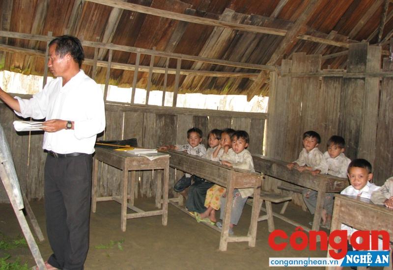 Hàng nghìn trẻ em nghèo các huyện miền núi bị chậm trả tiền hỗ trợ