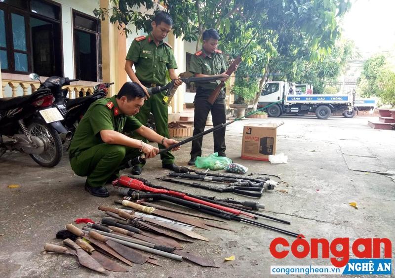 Công an TX Thái Hòa kiểm tra số vũ khí, vật liệu nổ thu hồi từ nhân dân