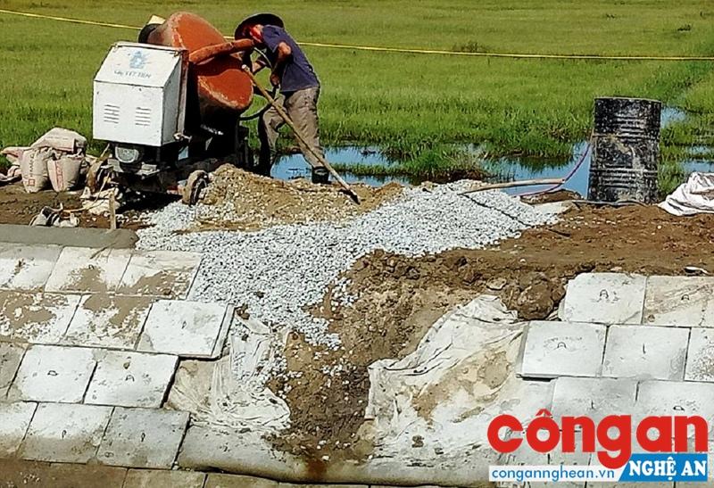 Dù đang thi công nhưng mái ta-luy, vải địa đã bị sạt lở làm lộ ra lớp đất không chuẩn theo thiết kế