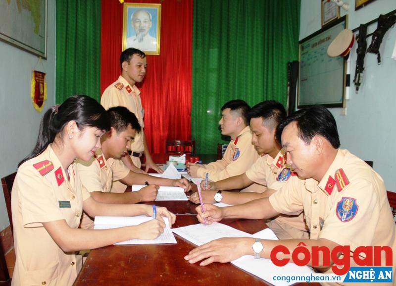 Đội CSGT-TT Công an TX Thái Hòa bàn giải pháp kiềm chế tai nạn giao thông