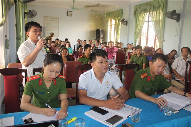 Đại diện lãnh đạo Trường Trung cấp Kinh tế- Kỹ thuật đóng trên địa bàn phường phát biểu 