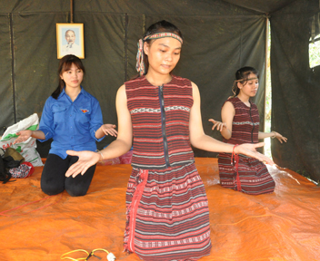 Chị Lý Thị Yến Nhi, (giữa) Phó Bí thư Chi Đoàn ấp Tân Thuận, xã Long Tân (huyện Đất Đỏ) hướng dẫn đoàn viên, thanh niên điệu múa truyền thống của dân tộc Châu Ro.