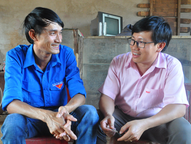 Anh Nguyễn Sơn Lâm (bên trái, người dân tộc Mường, ngụ tại ấp 2 Đông, xã Bàu Lâm, huyện Xuyên Mộc) tuyên truyền người dân trong ấp giữ gìn vệ sinh môi trường.