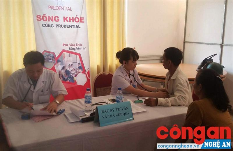 Hơn 700 khách hàng được khám bệnh miễn phí.