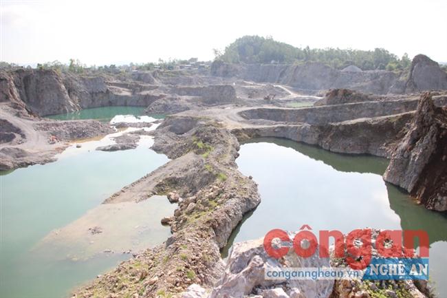 Việc khai thác sâu xuống lòng đất, vượt quá chỉ giới cho phép đã tạo thành những ao nước khổng lồ, tiềm ẩn nhiều nguy hiểm