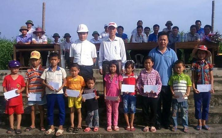 Đại diện Mặt trận Tổ quốc TX Hoàng Mai tặng quà cho học sinh nghèo hiếu học                        trong đồng bào công giáo